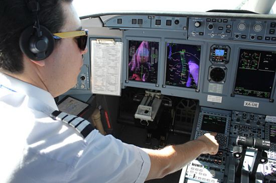 В России утвержден законопроект, по которому к работе в российских авиакомпаниях могут быть допущены иностранные пилоты