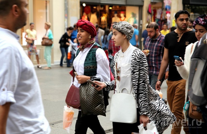Стамбул. Люди на Истикляль / Турция