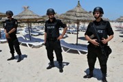 Тунисские военные охраняют пляжи. // EPA