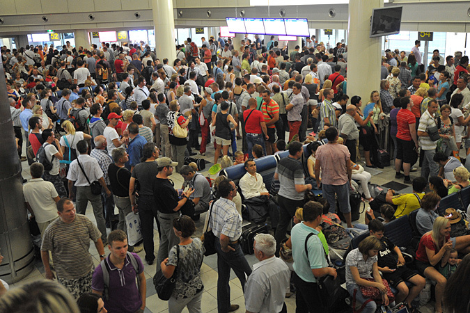В московских аэропортах из-за грозы задержаны более 110 рейсов, 19 отменены