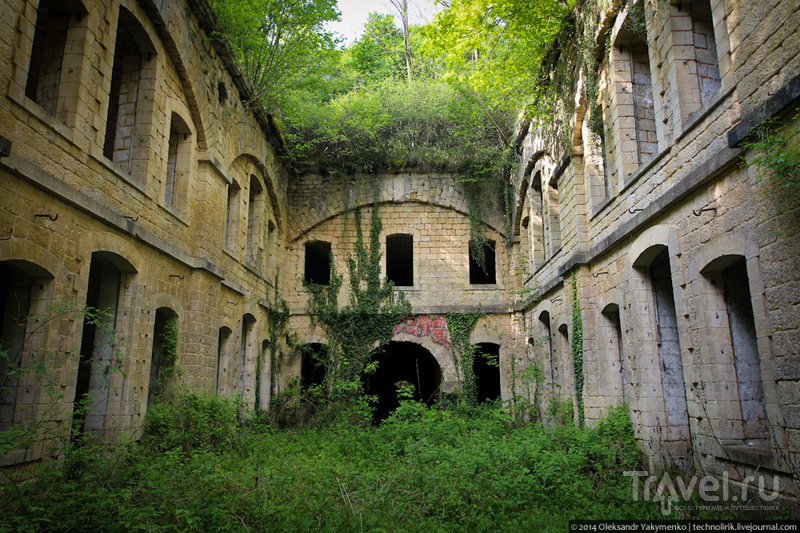 Затерянный во французских джунглях форт Женикур / Франция