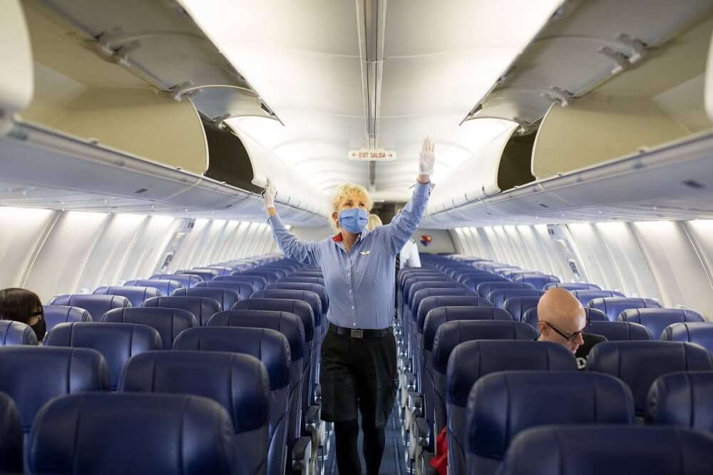 Риск заражения коронавирусом при дистанцировании в самолете снижается на 25-50%