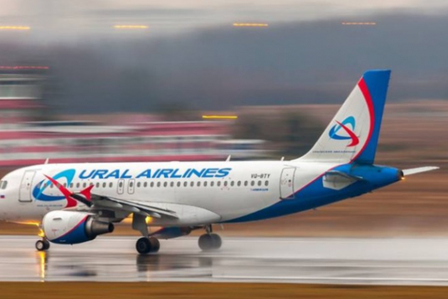 Самолёт авиакомпании "Уральские авиалинии" столкнулся с птицей