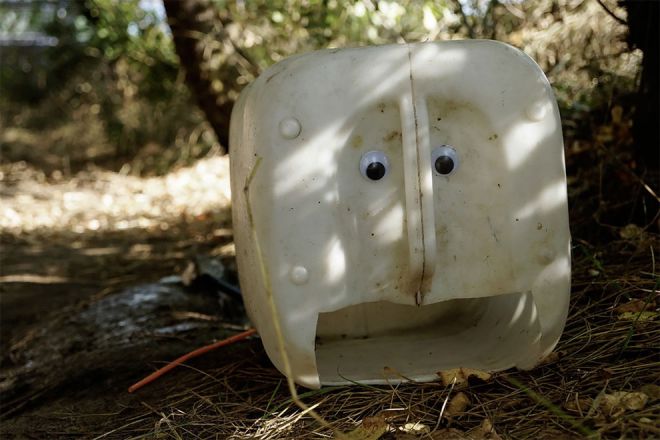 Художник приклеивает глаза к неодушевлённым предметам, и вот что из этого получается!