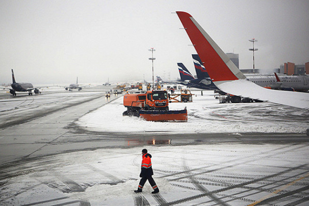 СМИ: в "Шереметьево" авиалайнер едва не столкнулся со снегоуборочной машиной