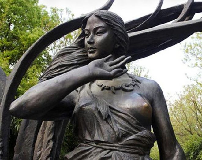 Стыд и срам! 10 статуй, у которых трогают интимные места на счастье