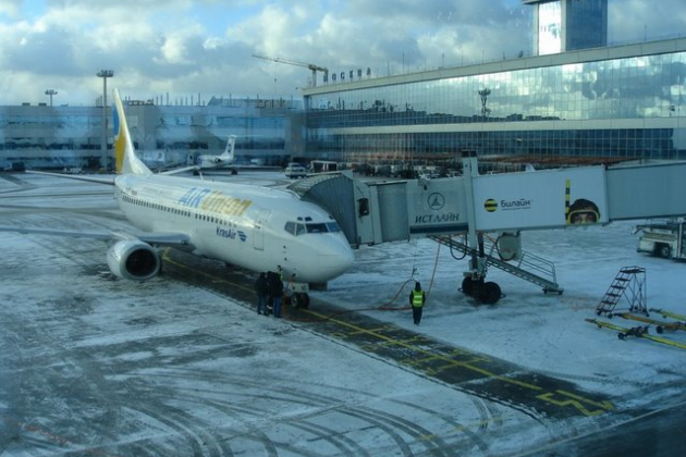 В аэропорту "Домодедово" тягач столкнулся с авиалайнером