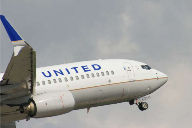 Неадекватный пассажир "United Airlines" измазал фекалиями туалет самолёта