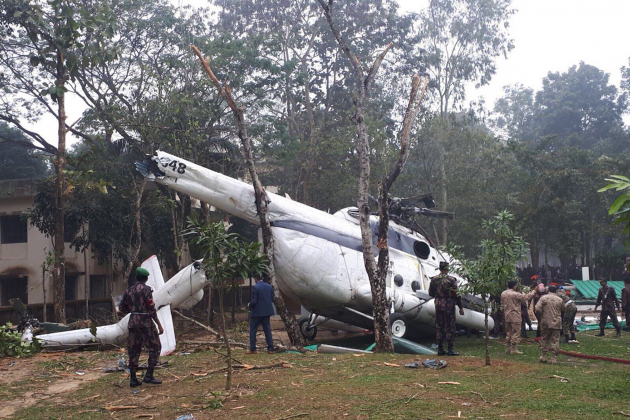 В Бангладеш разбился военный вертолёт