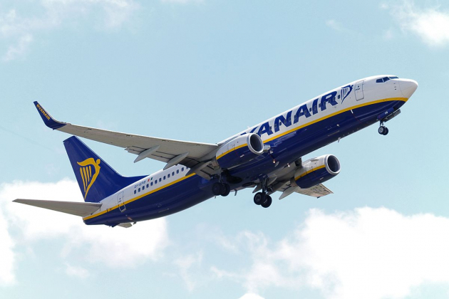 Пассажир "Ryanair" вышел из самолёта через аварийный выход