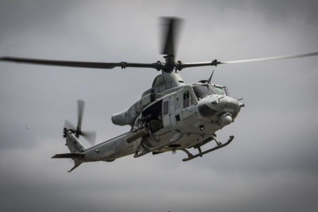 Матрос американского авианосца попал под вращающийся винт военного вертолёта