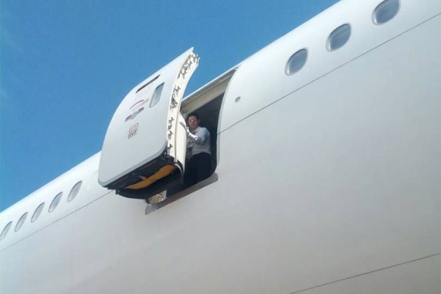 Стюардесса "Emirates" выпала из пассажирского авиалайнера
