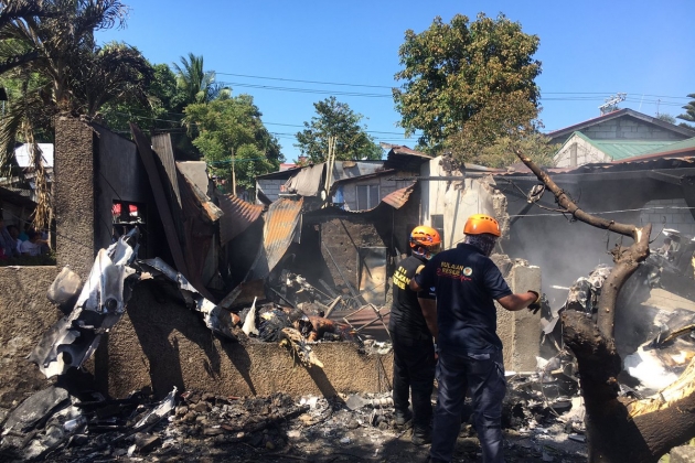 На Филиппинах самолёт упал на жилой квартал