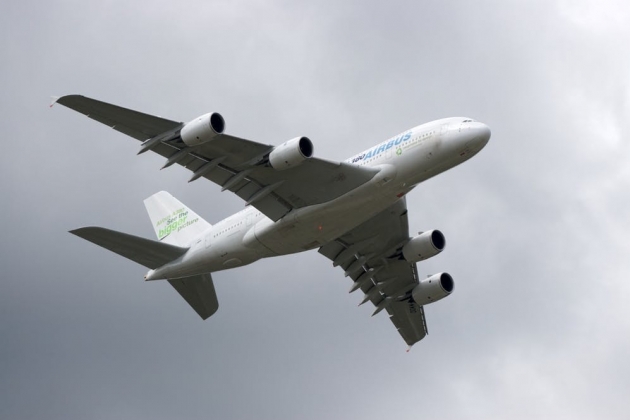 Пассажирский Airbus A380 совершил посадку в Бирмингеме в условиях сильнейшего ветра