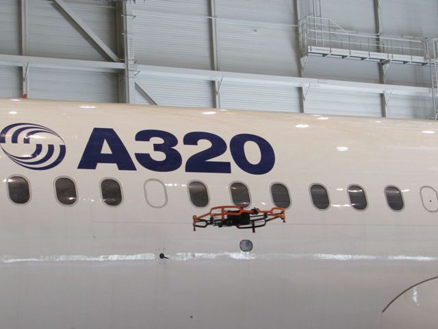 Airbus представил беспилотник для инспектирования самолетов в ангарах