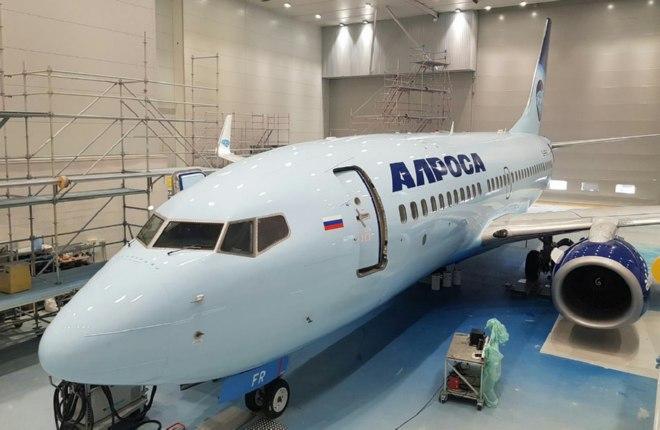 ФОТО: Самолет Boeing 737-700 покрасили в ливрею авиакомпании «Алроса»