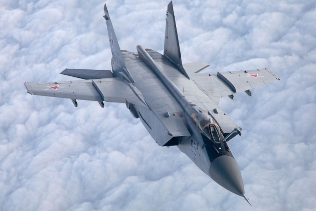 Минобороны подняло по тревоге эскадрильи истребителей Су-27 и МиГ-31