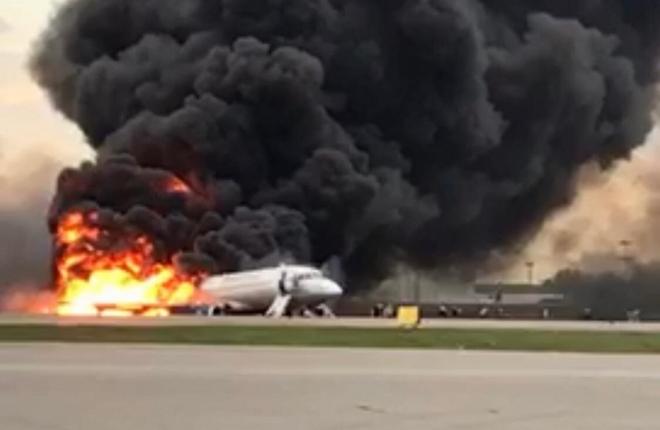 13 человек погибли при пожаре самолета Superjet 100 в Шереметьево