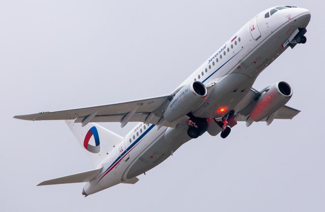 Авиакомпания "Северсталь" начала перевозить пассажиров на самолете Superjet 100 с горизонтальными законцовками