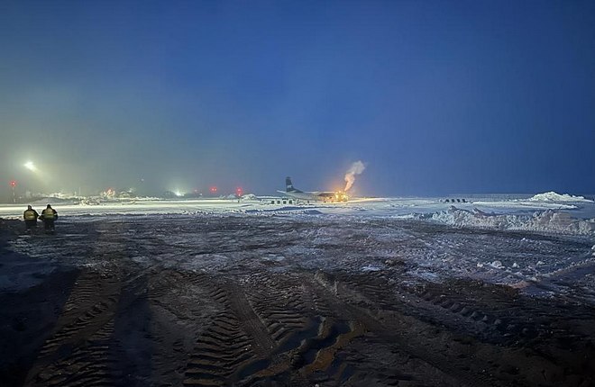 Севший на замерзшую реку Ан-24 отбуксировали в аэропорт