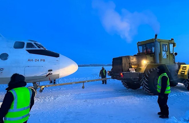 Севший на замерзшую реку Ан-24 отбуксировали в аэропорт